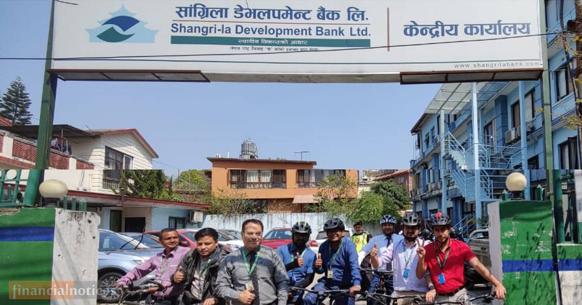 बढ्दै गएको ईन्धनको खपत घटाउन सांग्रिला डेभलपमेन्ट बैंकका कर्मचारीहरुलाई साइकल प्रयोगमा जोड